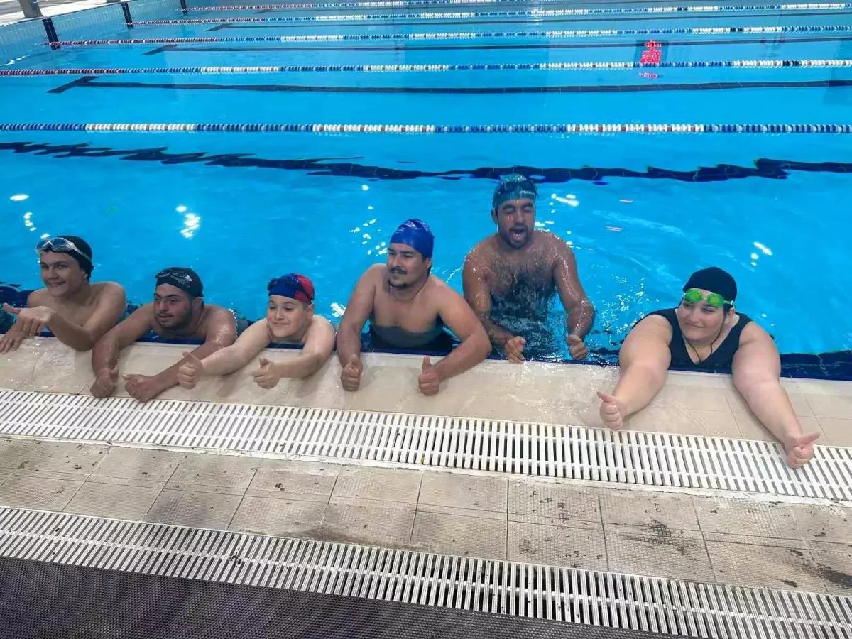 Özel Sportmenler Yüzme Müsabakasında Renkli Anlar