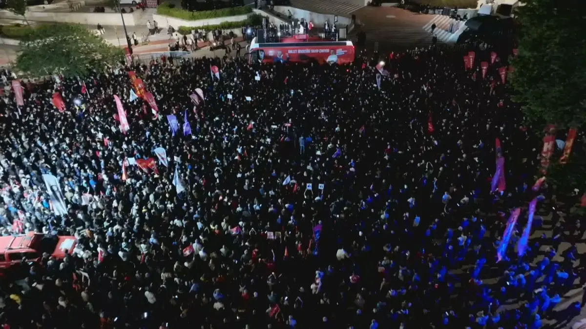 Özgür Özel’den Beyazıt Meydanı’nda güçlü bildiriler