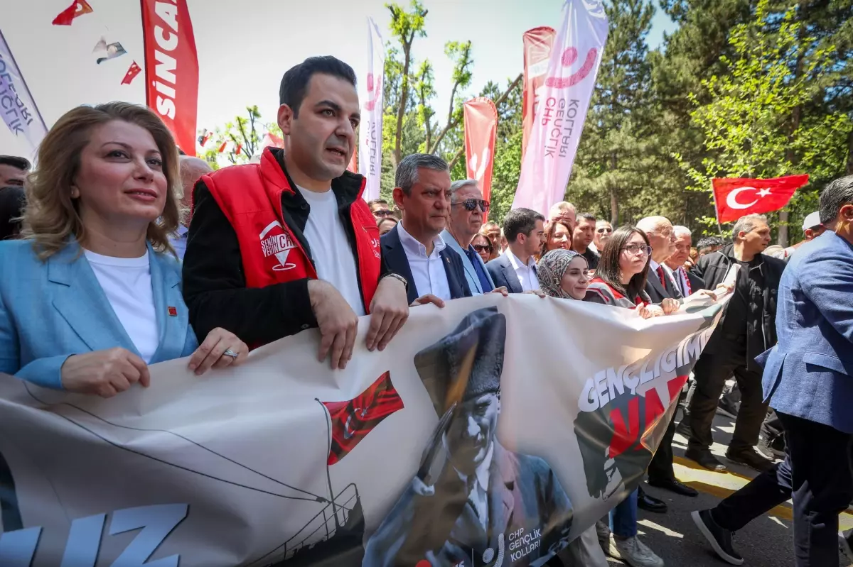 Özgür Özel’den Demokrasi Vurgusu