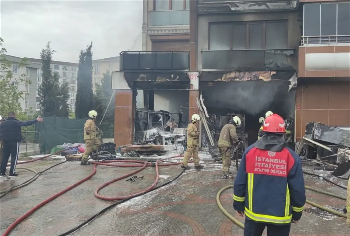 Pendik’te Yangın: İş Yeri Kullanılamaz Hale Geldi