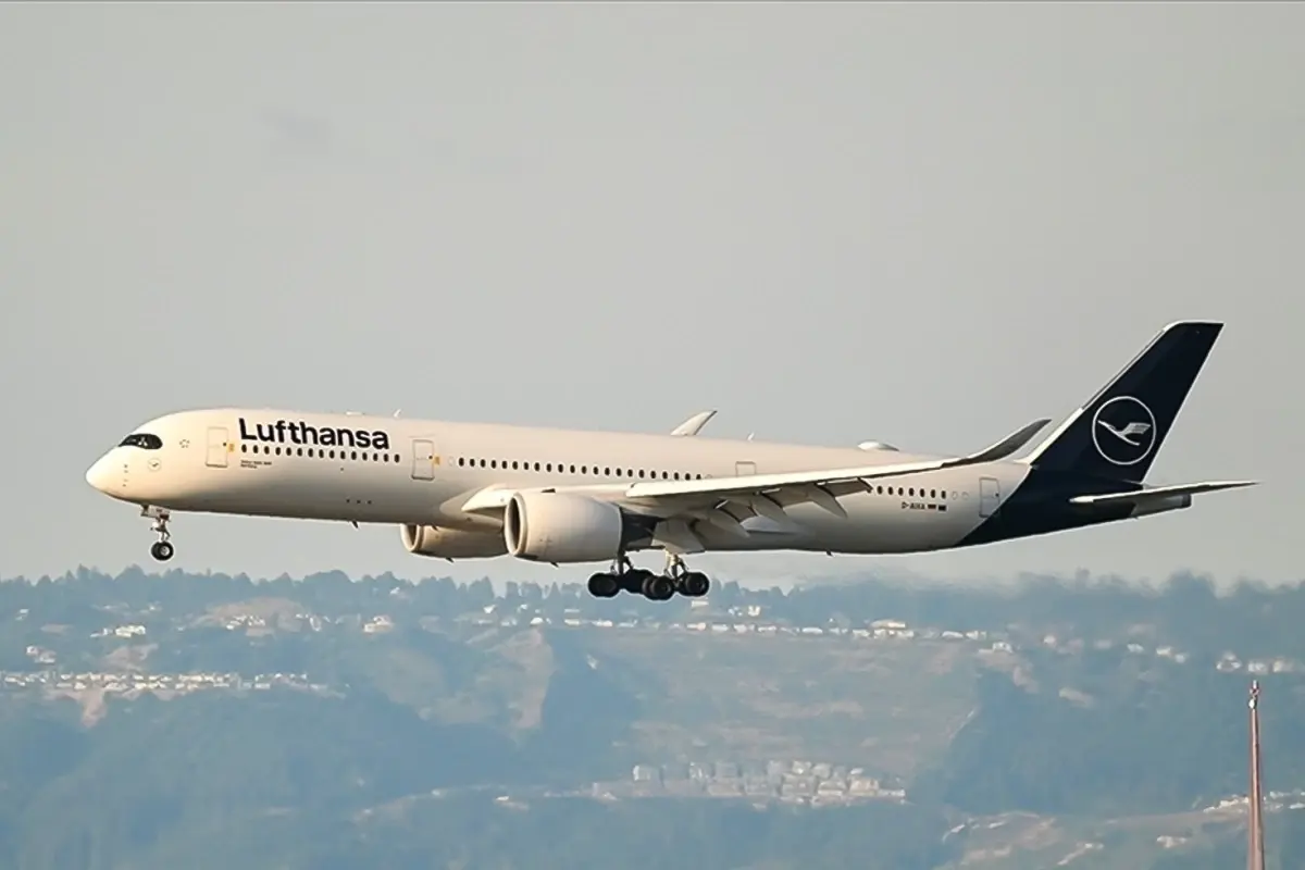 Pilot tuvalete gitti, yardımcısı kokpitte bayıldı! 200 yolcu pilotsuz uçtu