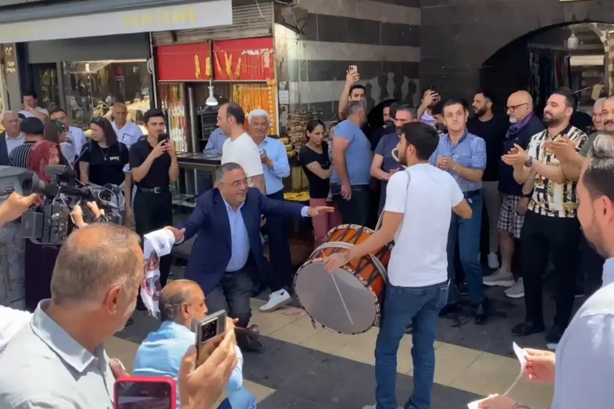 PKK’nın kendini feshetmesi Diyarbakır’da halaylarla kutlanıyor