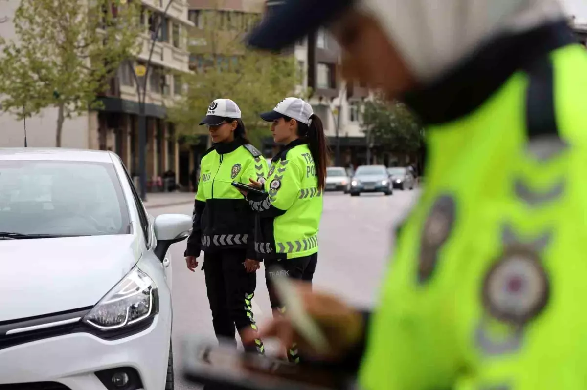 Polis Anneler Misyonda