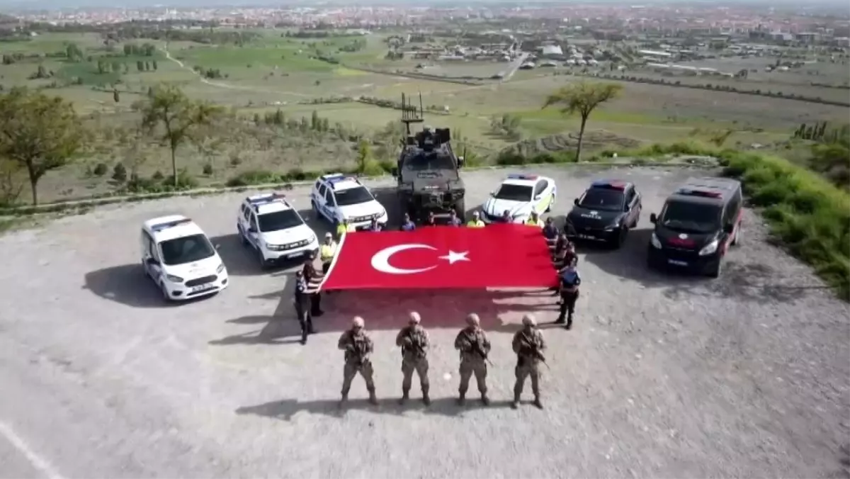 Polisten Gençlere Bayram Klibi