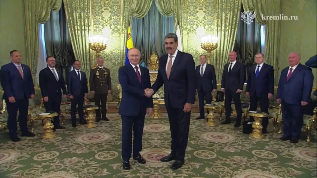 Putin ve Maduro Kremlin’de Bir Ortaya Geldi