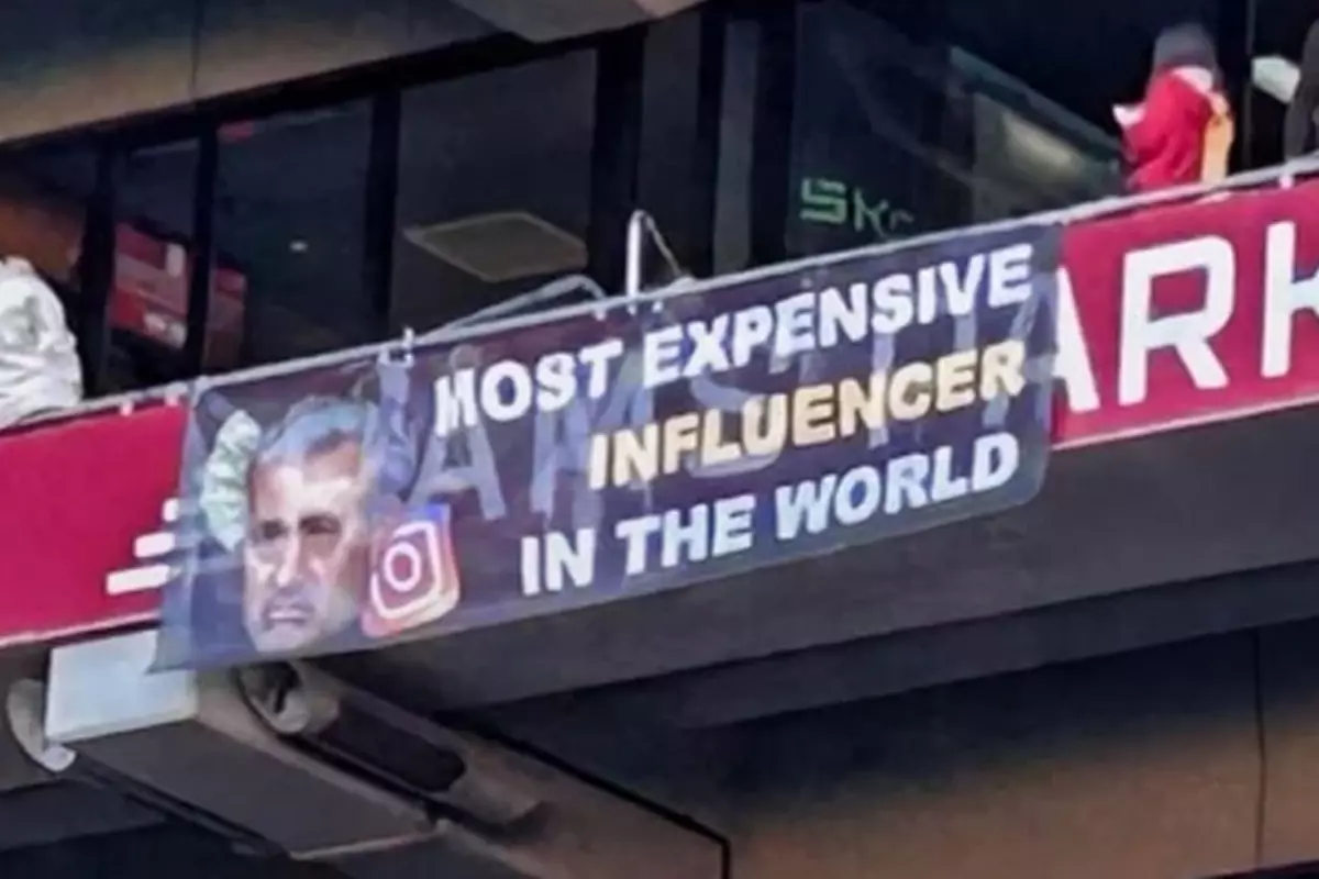 RAMS Park’ta şampiyonluk maçı öncesi Mourinho pankartı