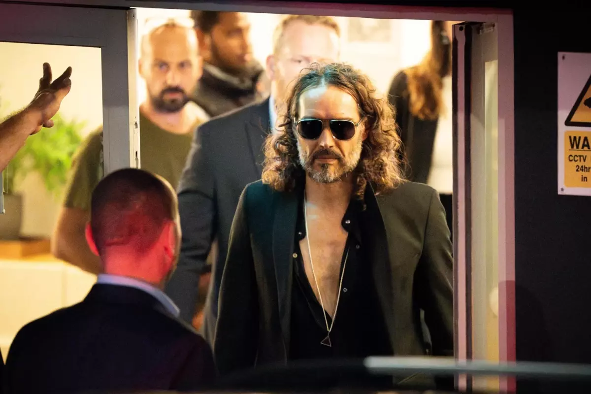 Russell Brand, tecavüz ve cinsel akın suçlamalarıyla mahkemeye çıktı