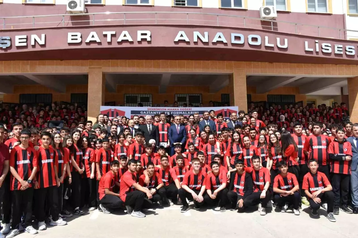 Şahinbey Belediyesi, Öğrencilere 160 Bin Gaziantep FK Forması Dağıttı