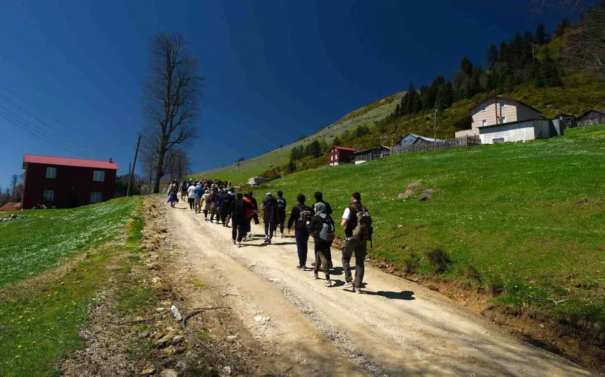 Sakarya Tabiat Yürüyüşleri Hendek Dikmen Zirve Parkuru ile Devam Etti