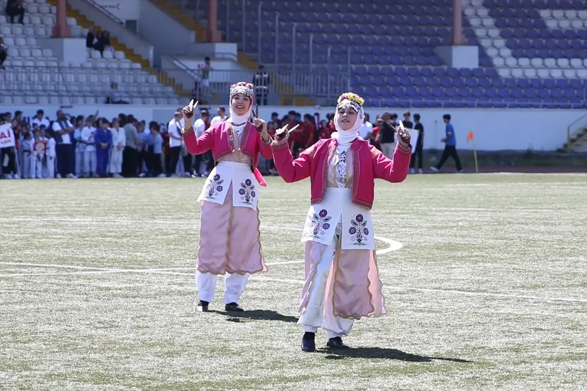 Sakarya ve etraf vilayetlerde 19 Mayıs Atatürk’ü Anma, Gençlik ve Spor Bayramı kutlandı