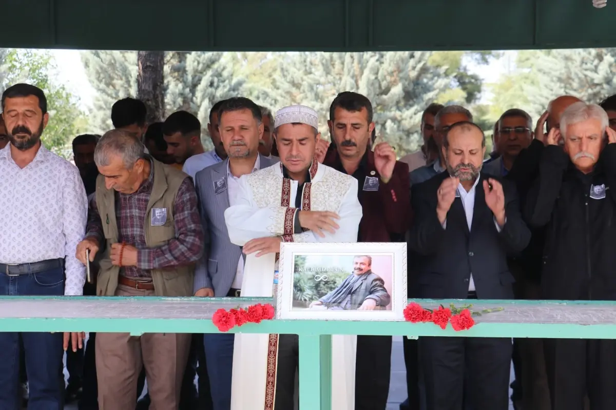 Sırrı Süreyya Başkan için gıyabi cenaze namazı