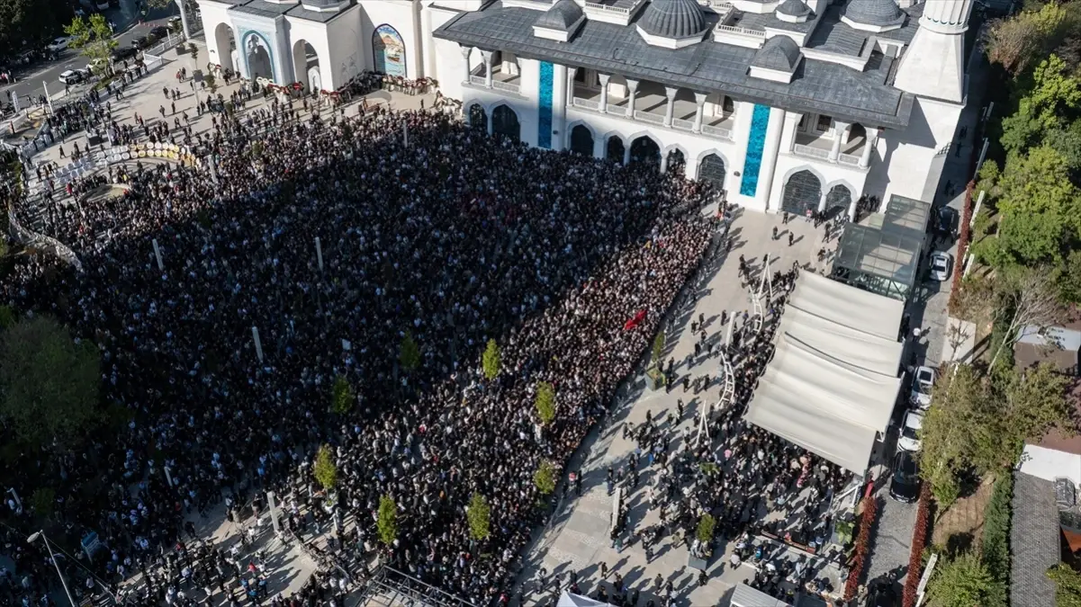 Sırrı Süreyya Başkan Zincirlikuyu Mezarlığı’na Defnedildi