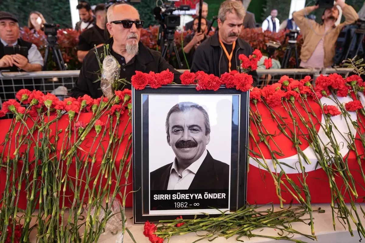 Sırrı Süreyya Öncü’nün Cenazesi Toprağa Verildi