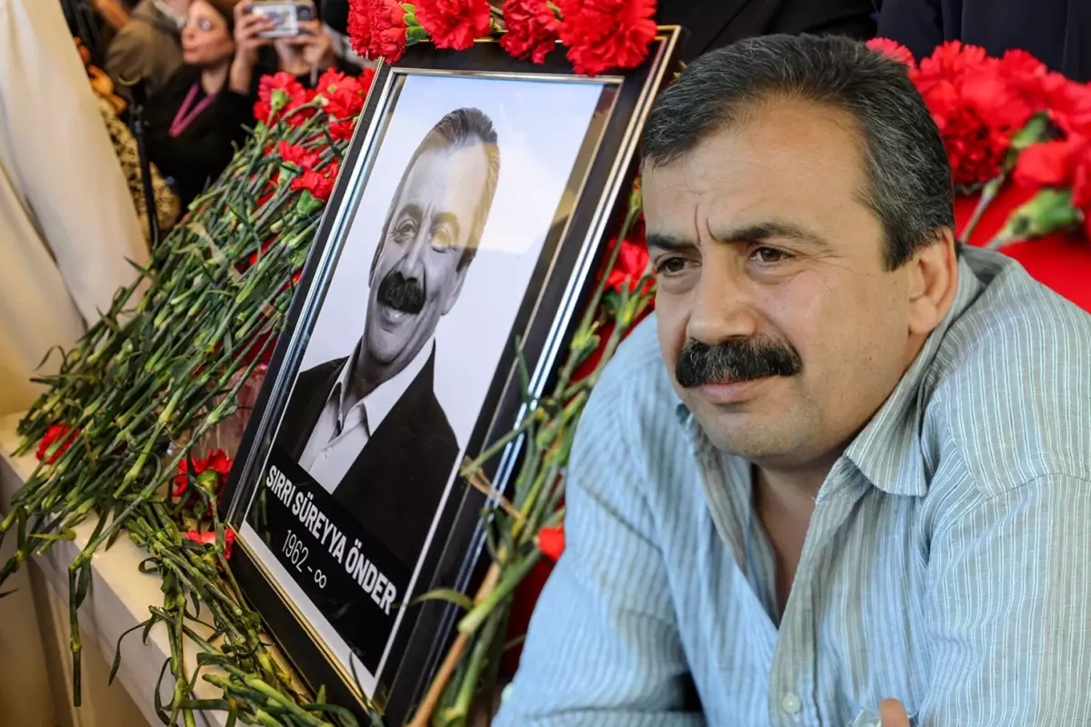 Sırrı Süreyya Öncü’nün “Türk müsünüz?” sorusuna karşılığı yine gündem oldu