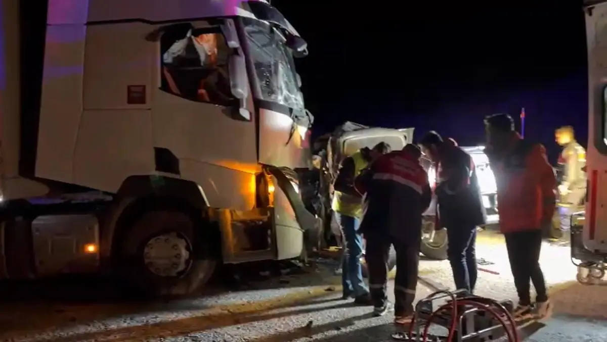 Sivas’ta Tır-Pikap Çarpışması: 1 Meyyit
