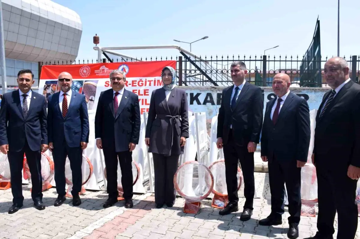 Spor Materyalleri Köy Okullarına Dağıtıldı