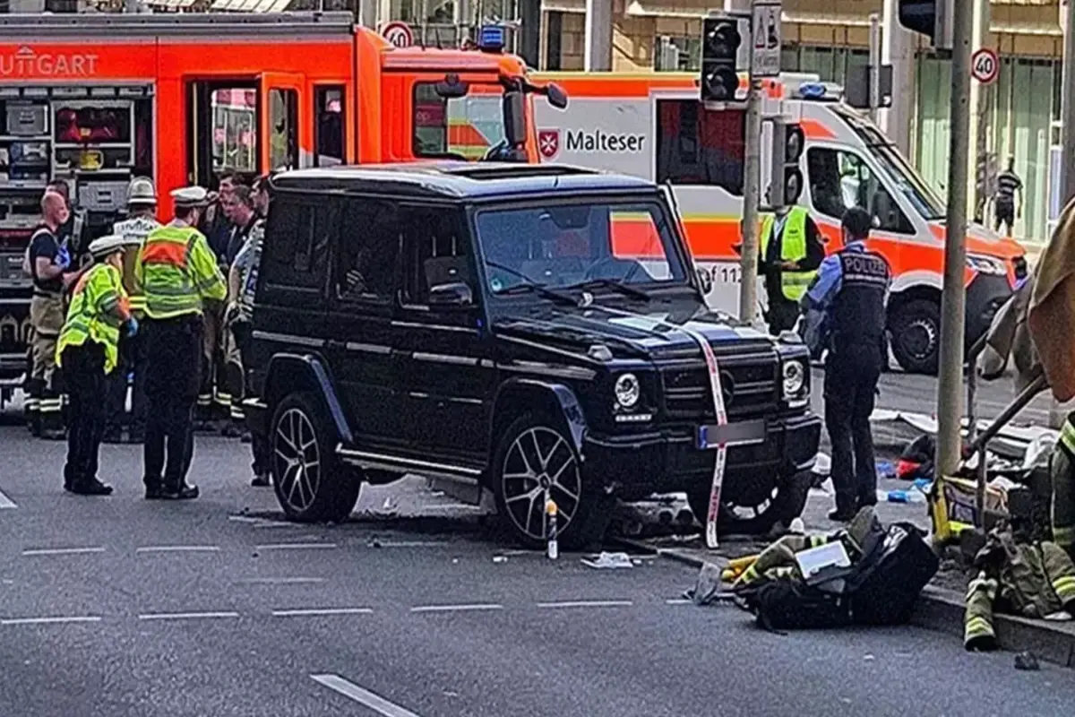 Stuttgart’ta Araç Kalabalığa Daldı: 3 Yaralı