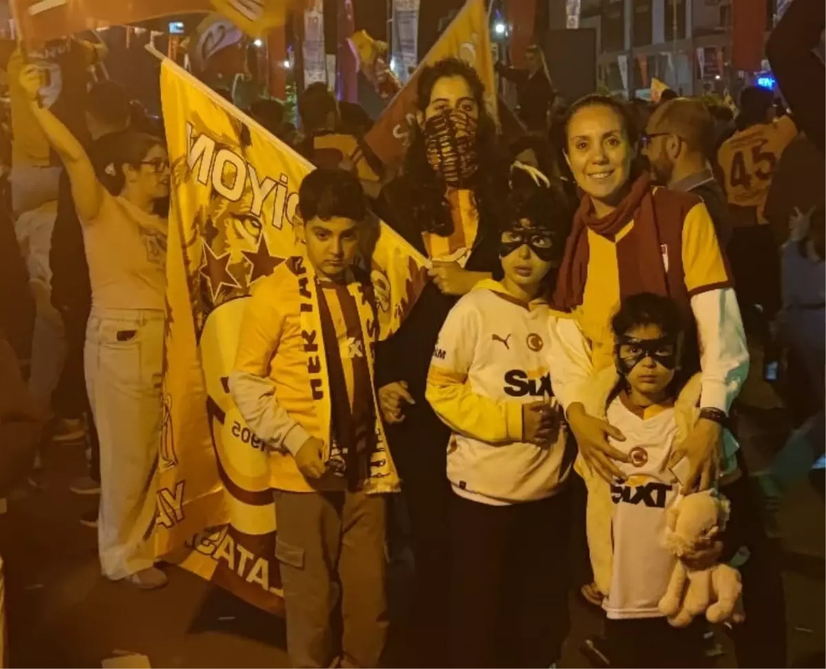 Taraftarlar Osimhen Maskeleriyle Kutladı
