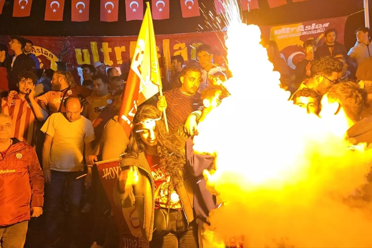 Taraftarlar sokaklardan taştı! Ülkenin birçok noktasında şampiyonluk kutlaması