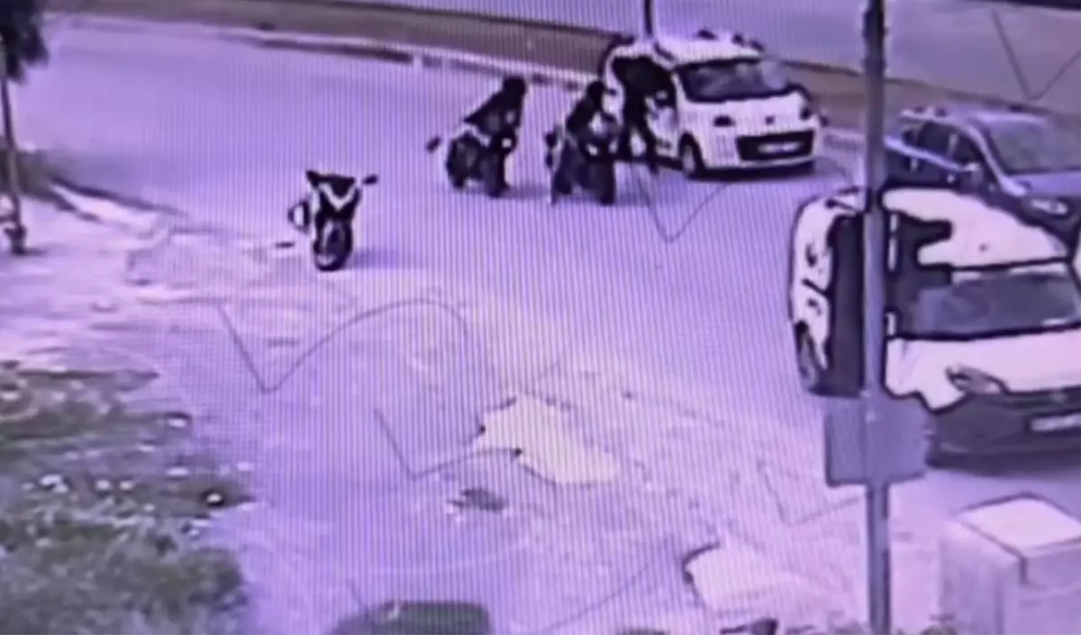 Tarsus’ta Motosikletli Şoför Kaskla Araca Saldırdı