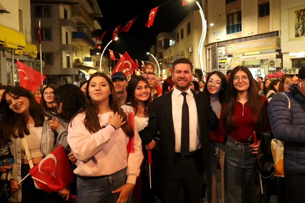 Tavas’ta Gençlik Haftası Konseri: Necati ve Saykolar Coşturdu
