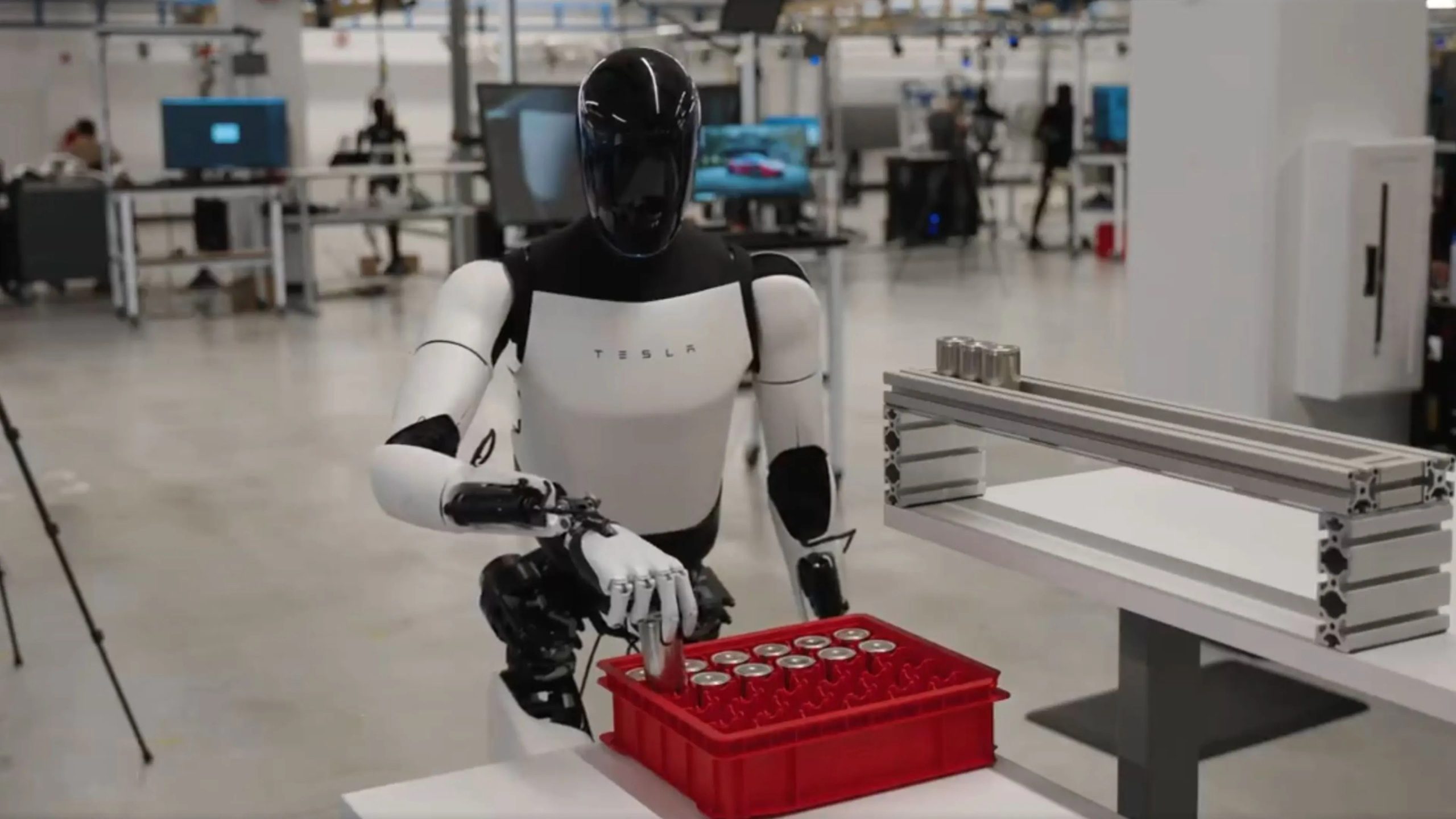 Tesla, insansı robotu Optimus’un gündelik işlerdeki yeteneklerini sergiledi