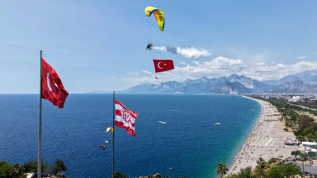 THK’dan 19 Mayıs Coşkusu: Paramotor Gösterisi
