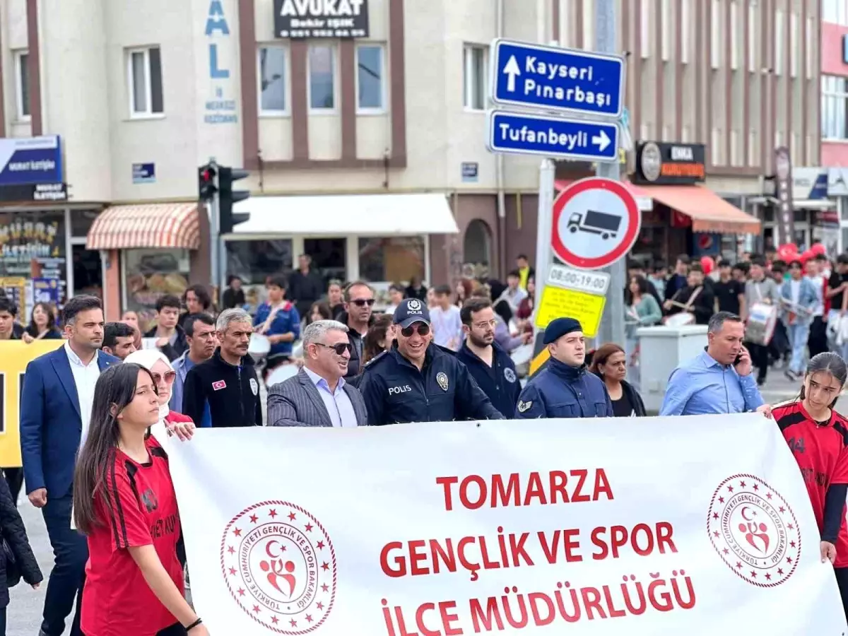 Tomarza’da Gençlik Yürüyüşü Düzenlendi