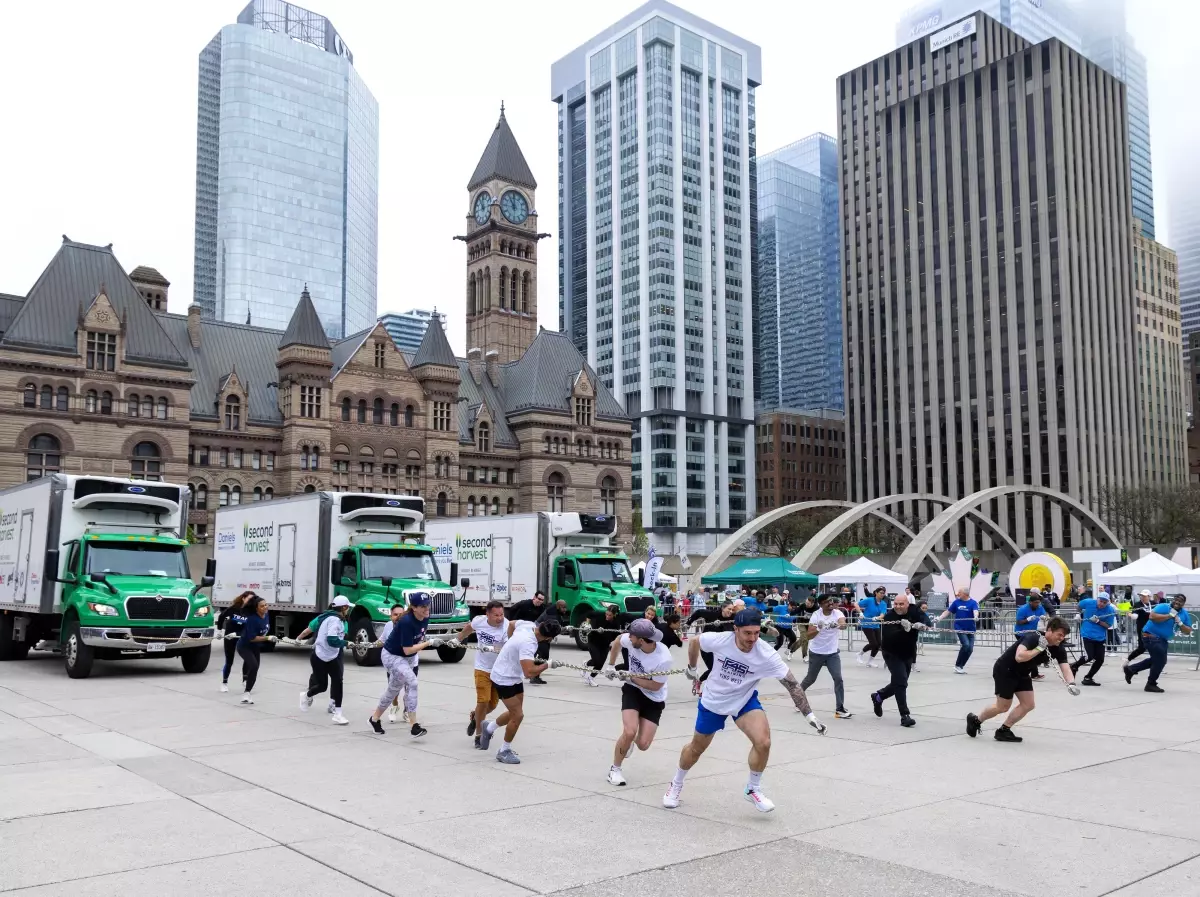 Toronto’da Besin İçin Kamyon Çekme Müsabakası