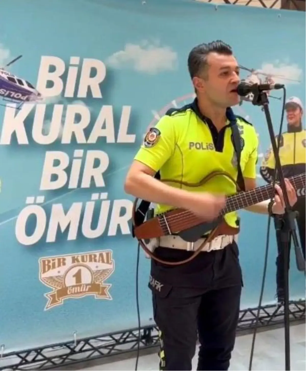 Trafik Polisi Müzikle Farkındalık Yarattı