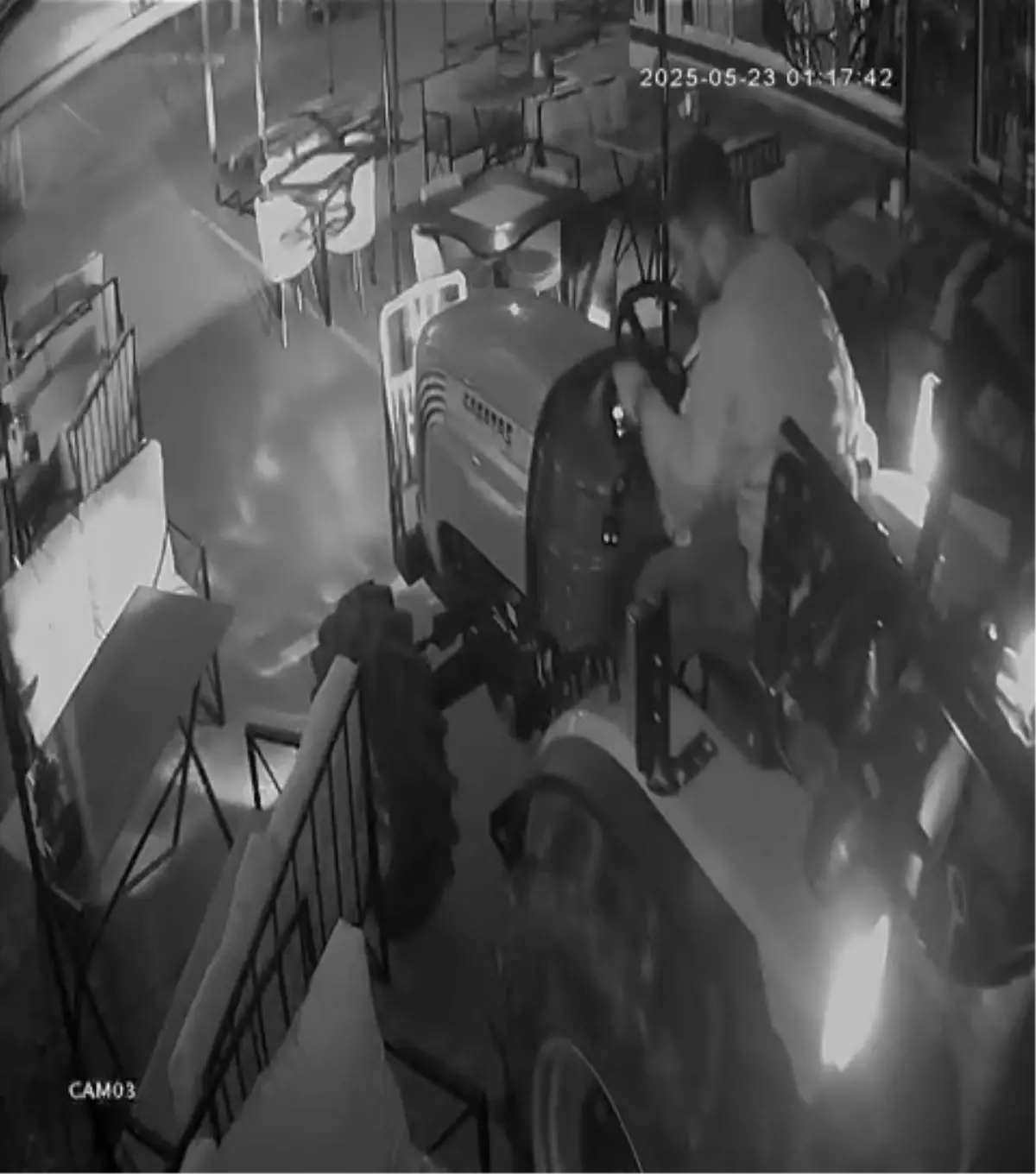 Traktör Kafe Önünde Cins Attı