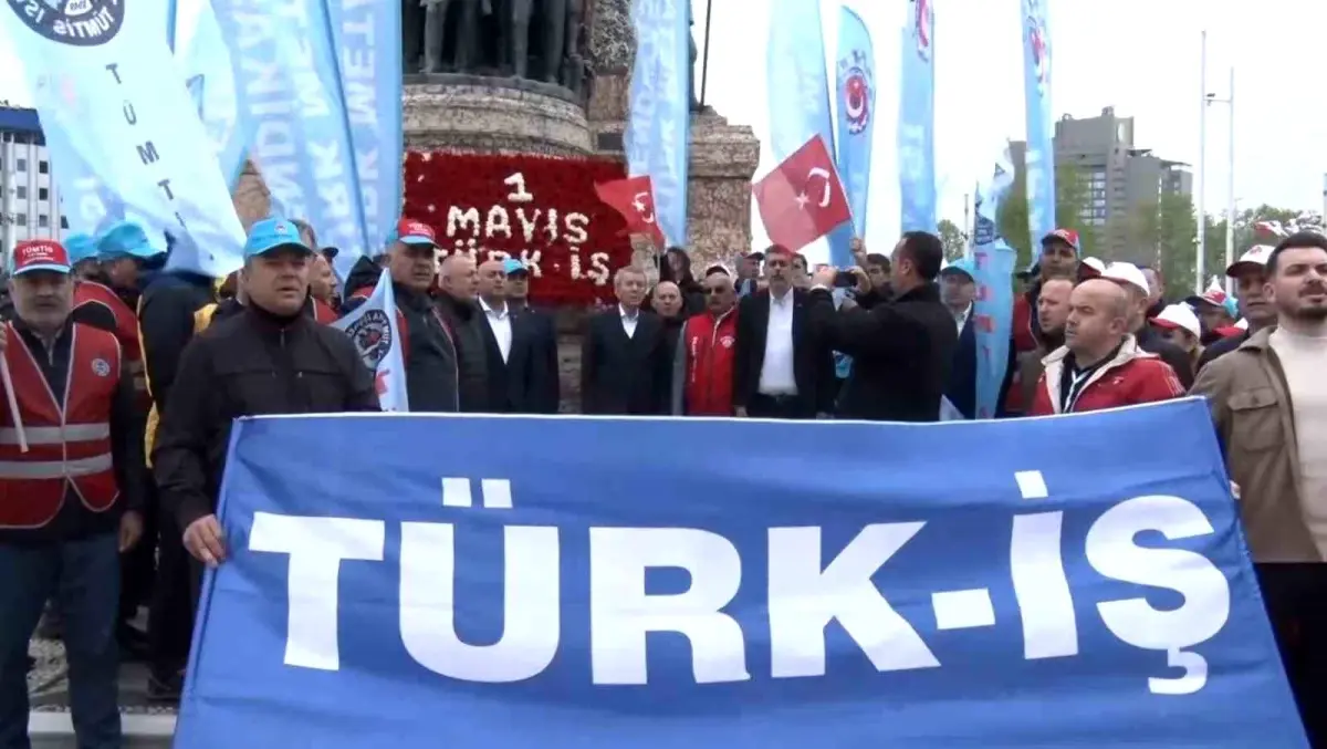 TÜRK-İŞ ve Birleşik Kamu-İş Taksim’de Çelenk Bıraktı