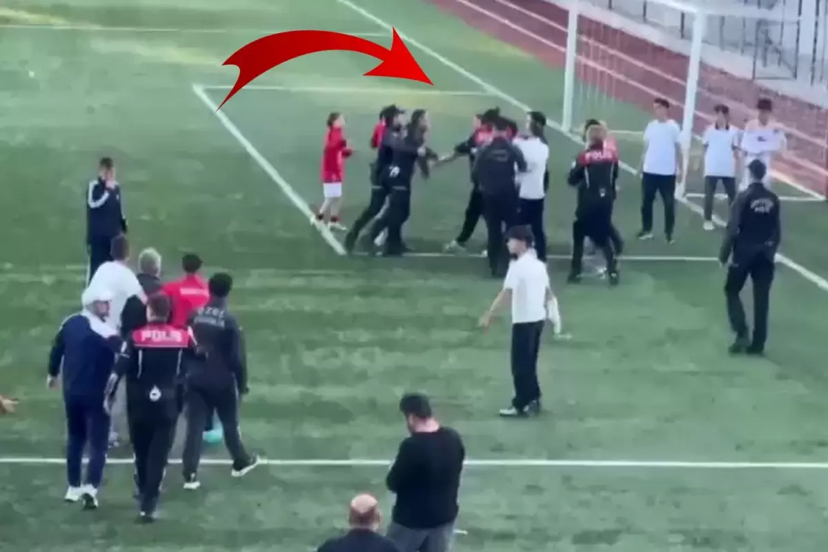 U-15 Futbol Ligi şampiyonluk maçında ortalık karıştı! Polis alana indi