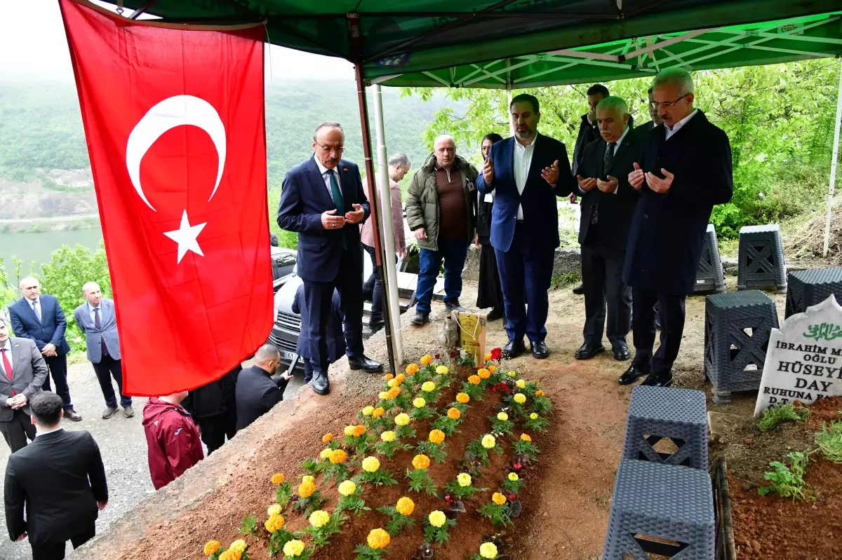 Ulaştırma Bakanı Uraloğlu, Şehit Piyade Uzman Onbaşı Berat Mecit Day’ın Ailesini Ziyaret Etti