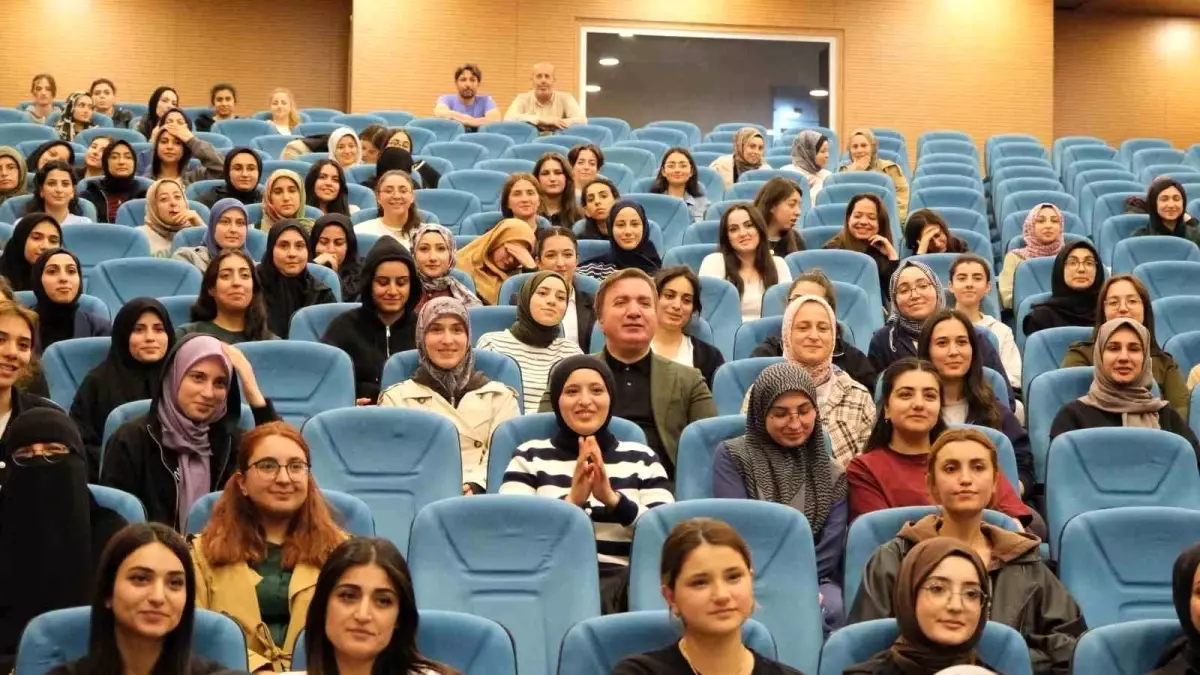 Vali Aydoğdu Öğrencilerle Bir Ortaya Geldi