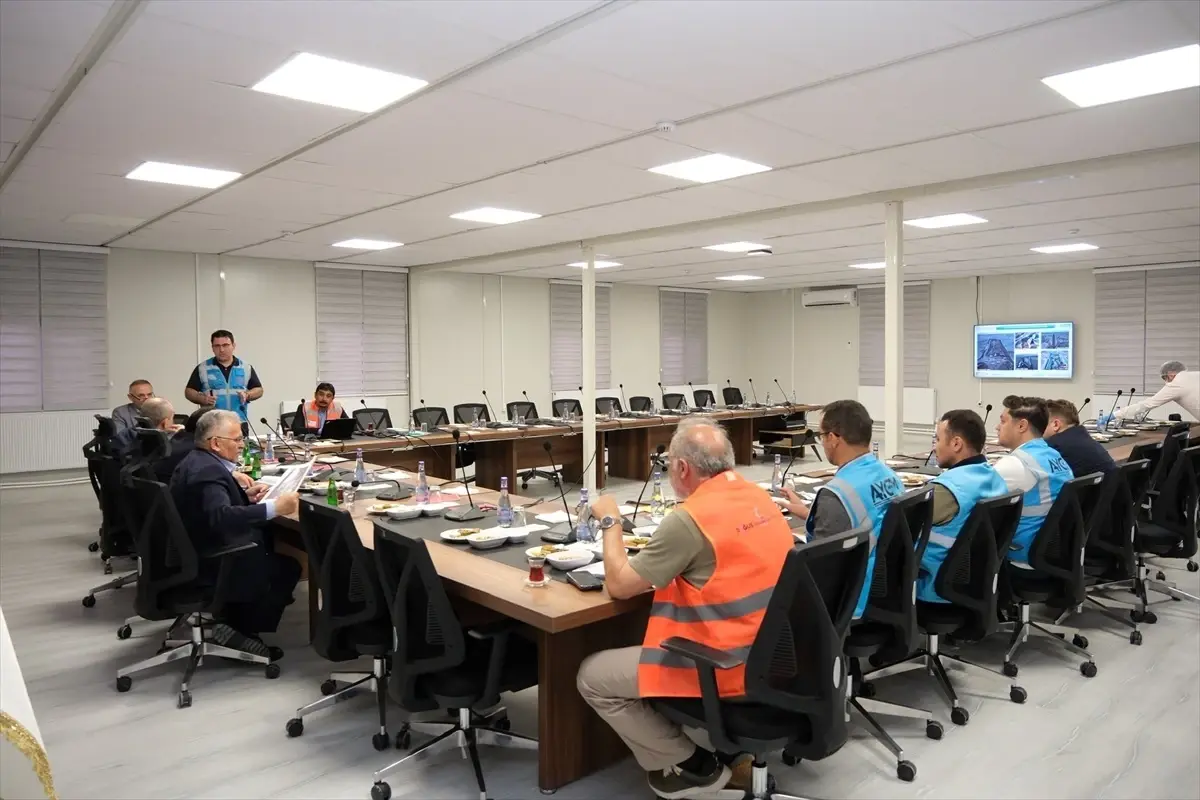 Vali Çiçek ile Lider Büyükkılıç, süratli tren şantiyesini inceledi