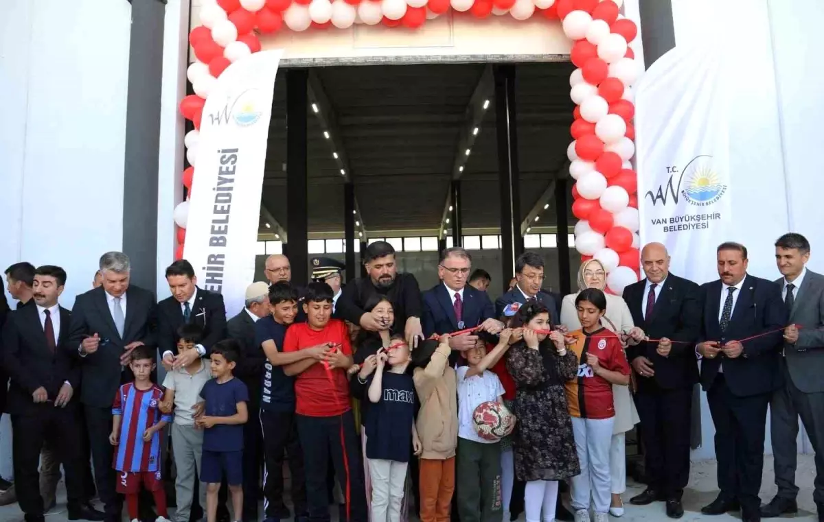 Van’da Kapalı Semt Pazarı Hizmete Açıldı
