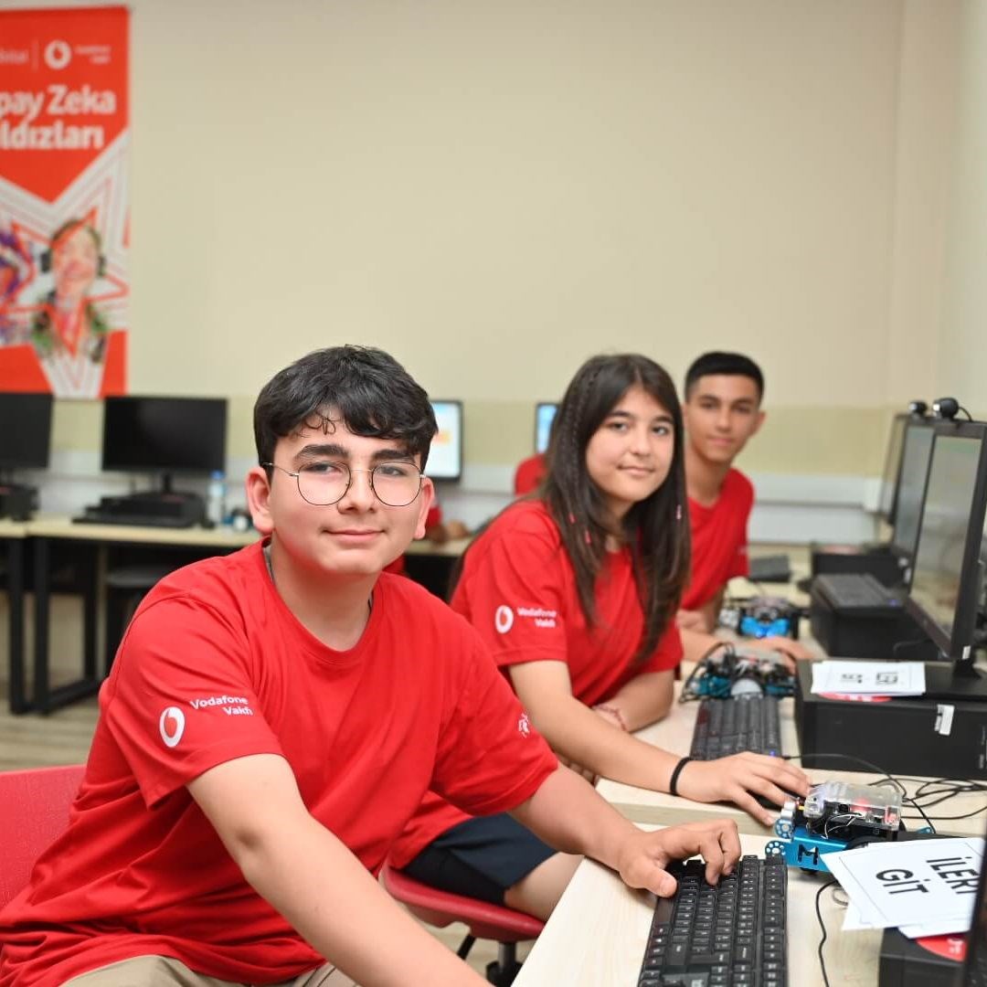 Vodafone Vakfı’nın “Yapay Zekâ Yıldızları” projesinde yeni gaye 55 bin öğrenciye ulaşmak