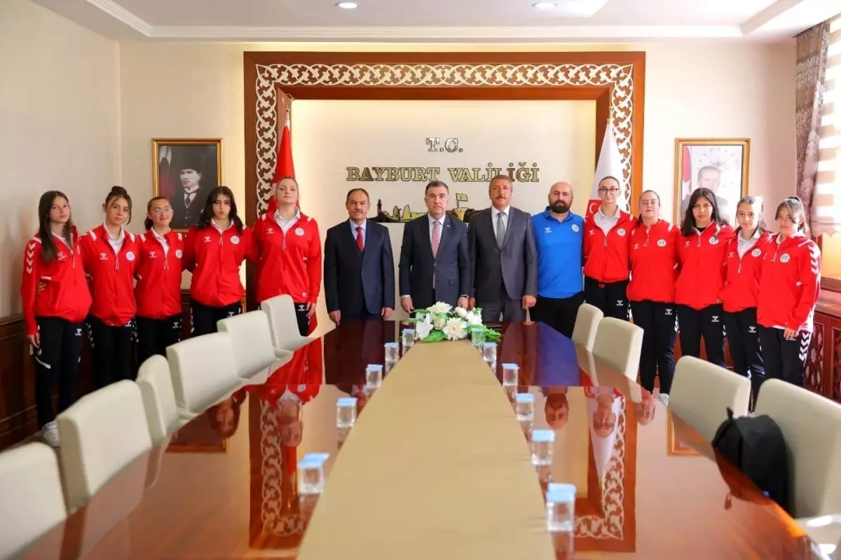 Voleybol Ekibinden Vali’ye Ziyaret