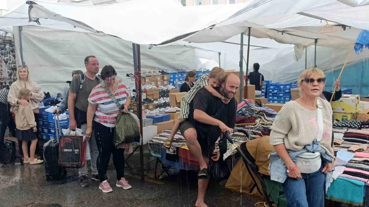 Yağmura Karşın Turistlerin Pazar Keyfi