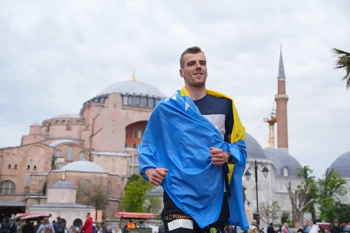 Yardım İçin İstanbul’a Bisikletle Geldi