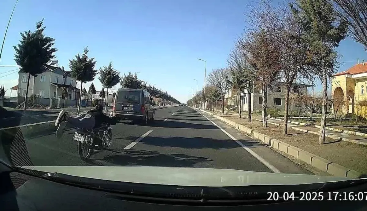 Yatarak Motosiklet Süren Şoför Yakalandı