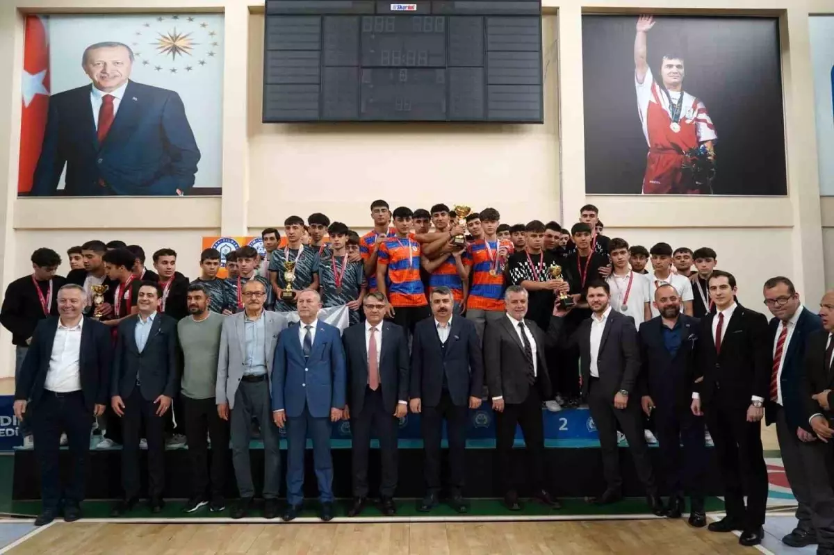 Yıldırım Belediyesi Okul Sporları İlçe Şenlikleri Ödül Merasimi Gerçekleşti